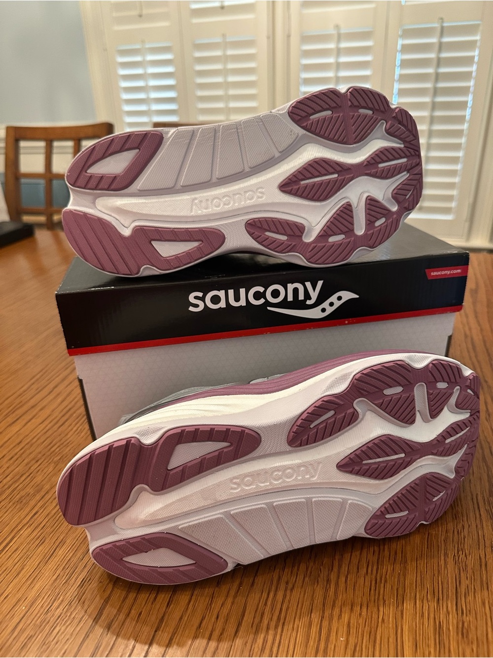 NEW Saucony Hurricane 24 Women's Light Gray with Lavender Running Shoes - Picture 4 of 6